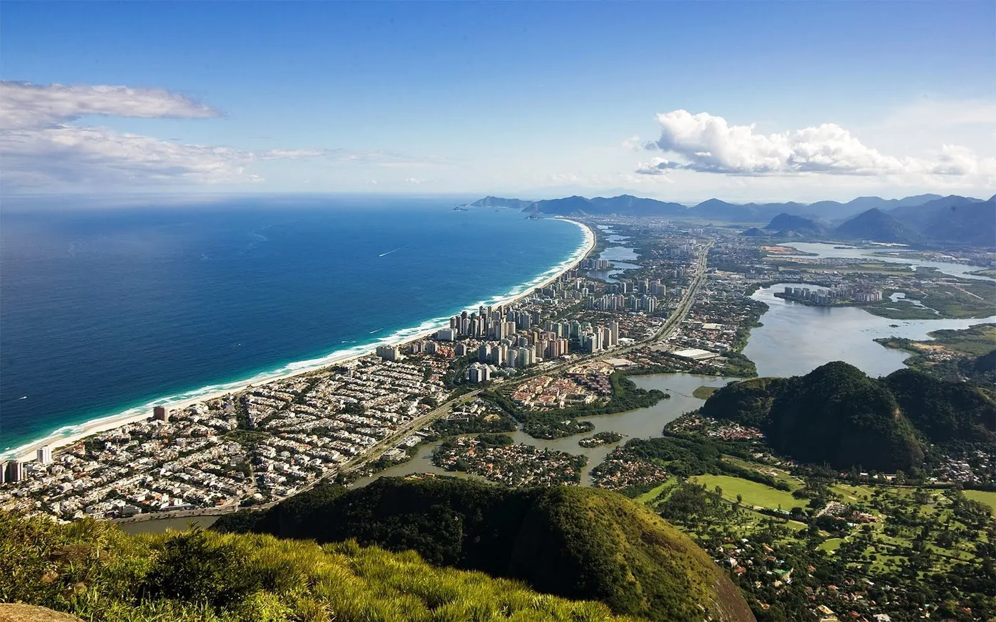 Vista aérea da orla — a faixa de areia e o complexo lagunar de Jacarepaguá